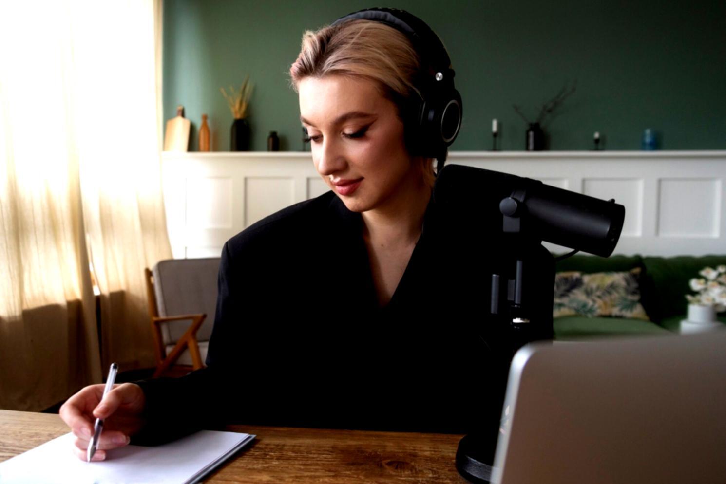 Person arbeitet an detaillierter Jahresbudgetplanung am Computer