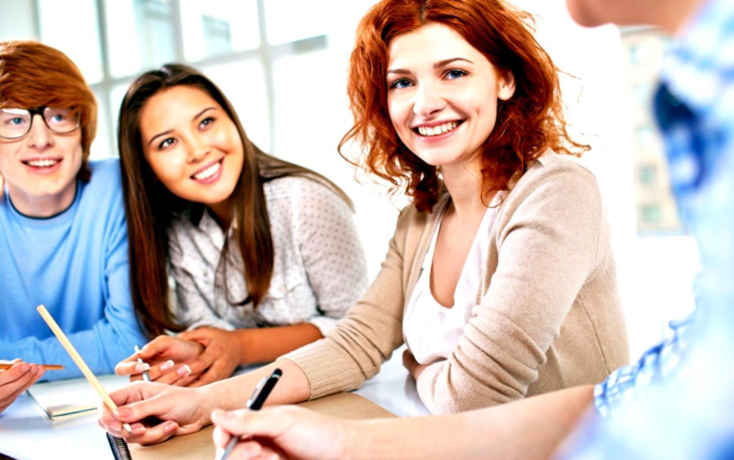 Budgetplanungsprozess mit Dokumenten und Finanzanalysen